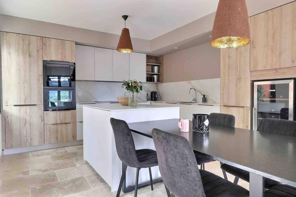 Villa Sous Le « Figuier » à Cornillon-Confoux Extérieur photo